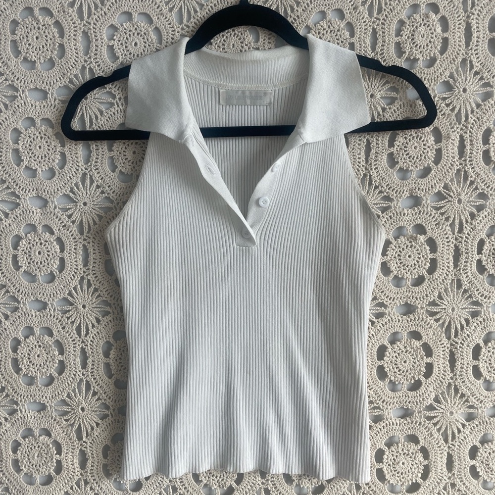 Sleeveless collard top